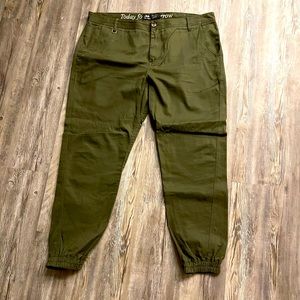 NWOT Publish olive mens jogger, sz 42